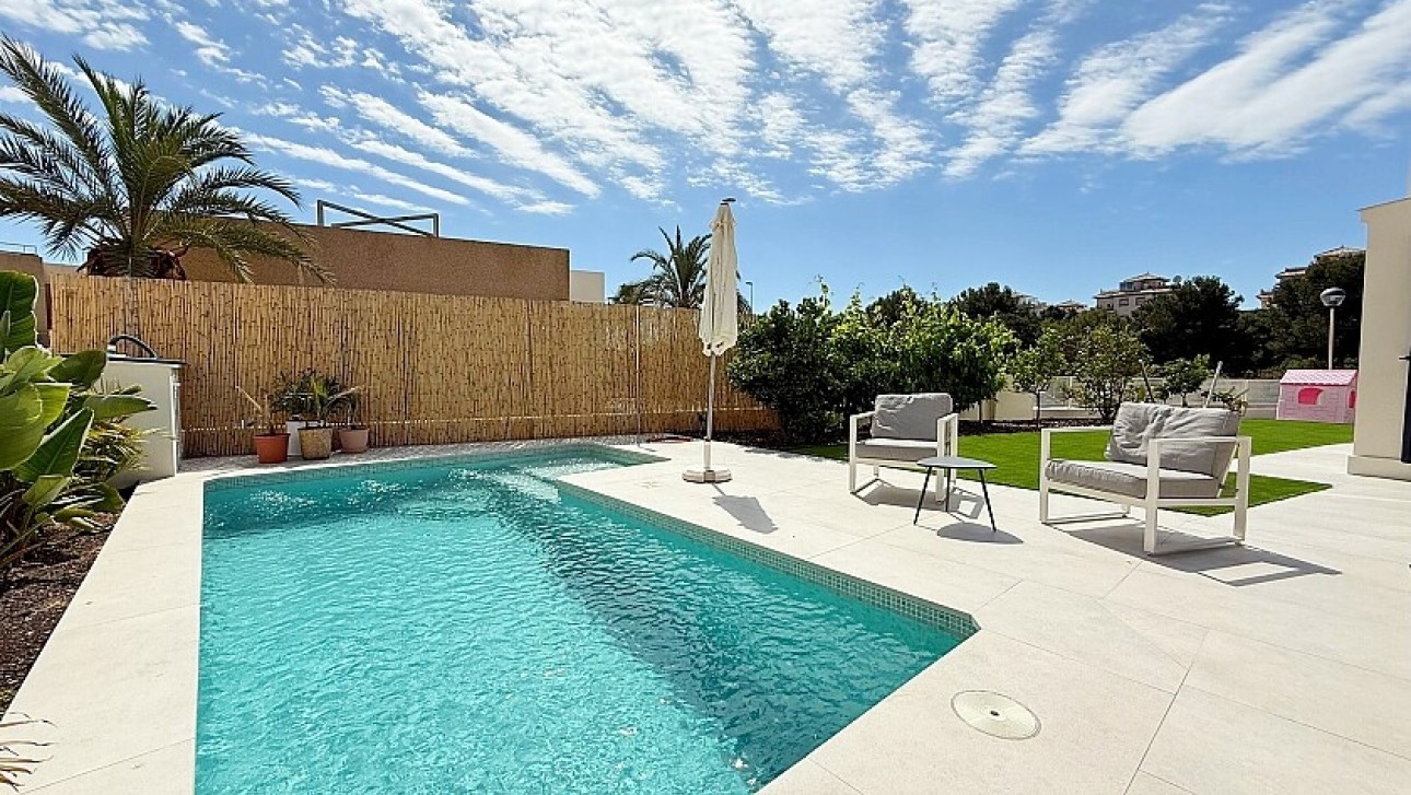 Resale - Luxury villa - Orihuela Costa - La Zenia
