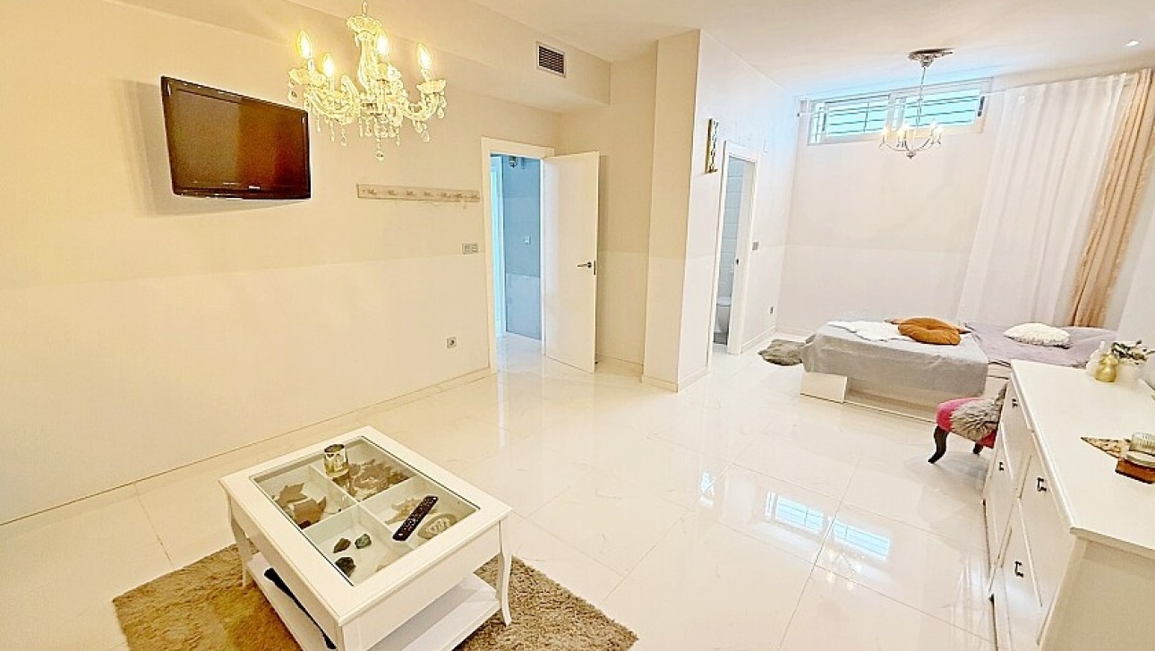 Resale - Luxury villa - Orihuela Costa - Villamartín