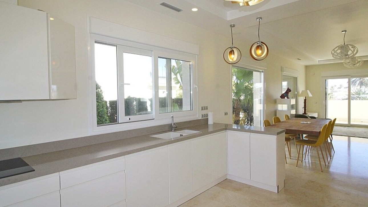 Resale - Villa - Orihuela Costa - La Zenia