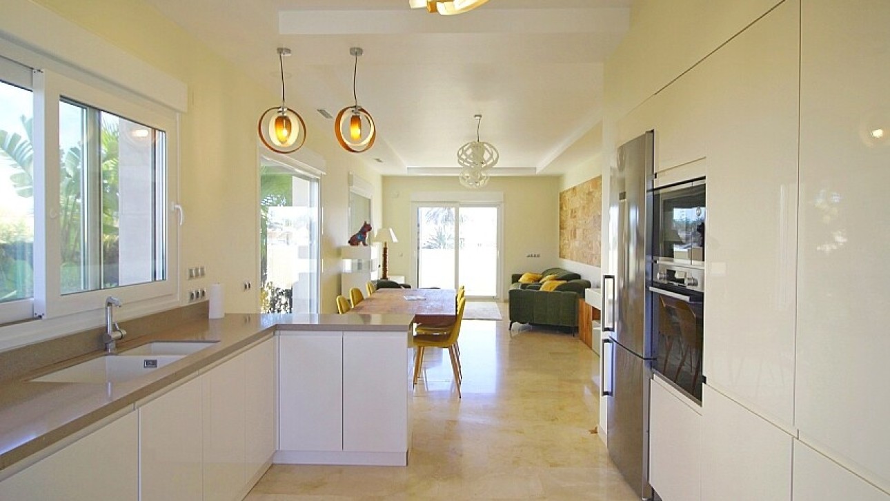 Resale - Villa - Orihuela Costa - La Zenia