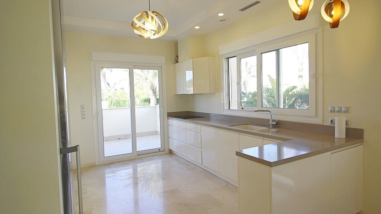 Resale - Villa - Orihuela Costa - La Zenia