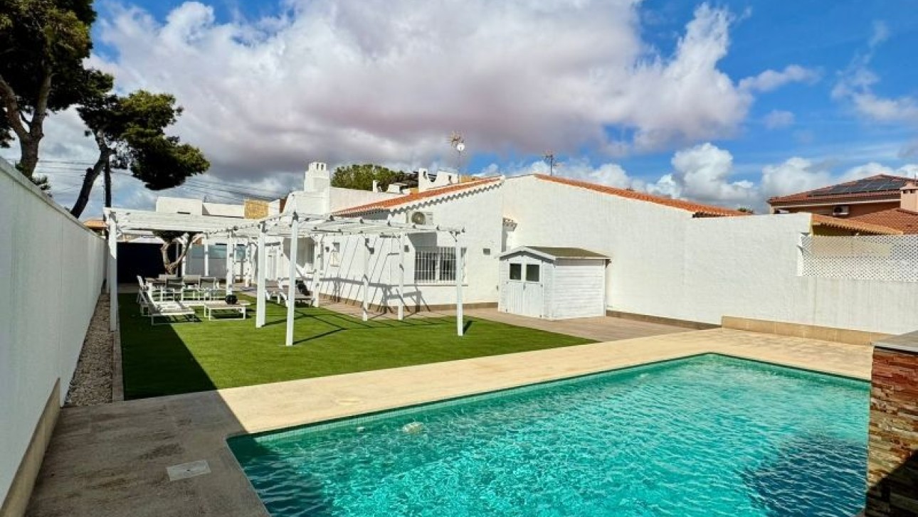 Resale - Villa - Torrevieja