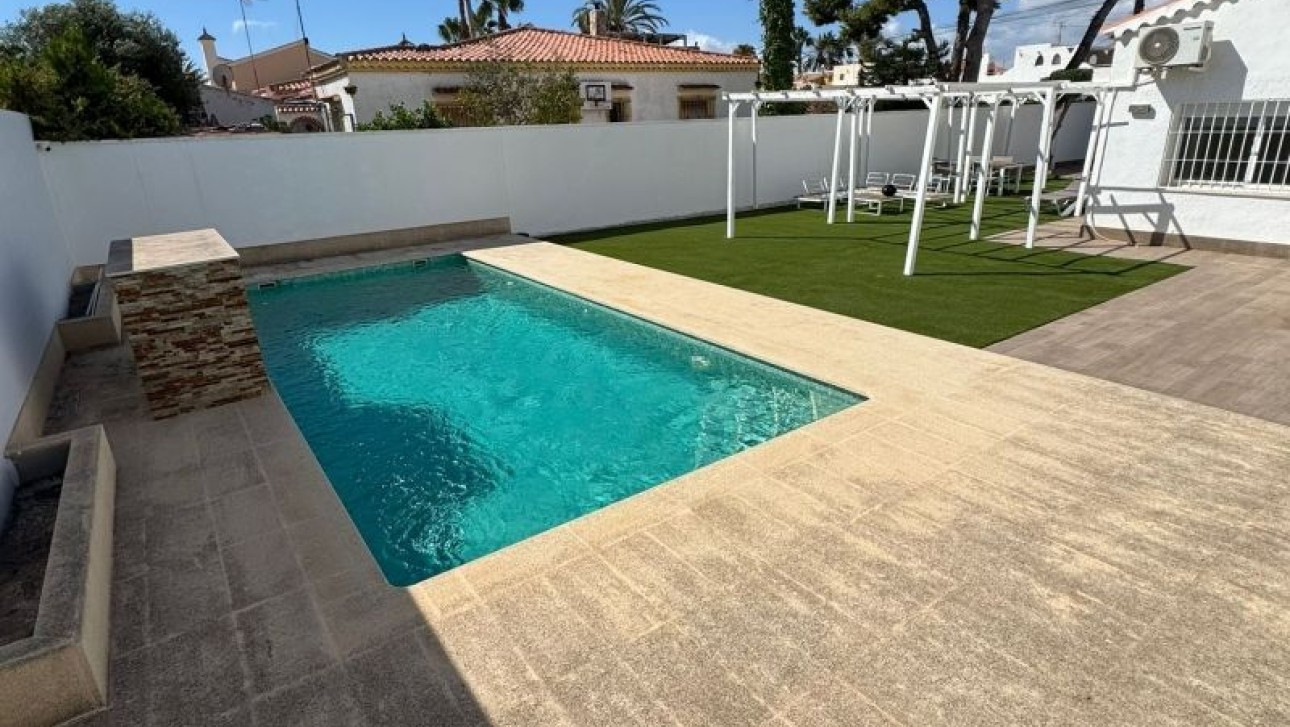 Resale - Villa - Torrevieja