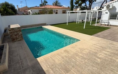 Resale - Villa - Torrevieja
