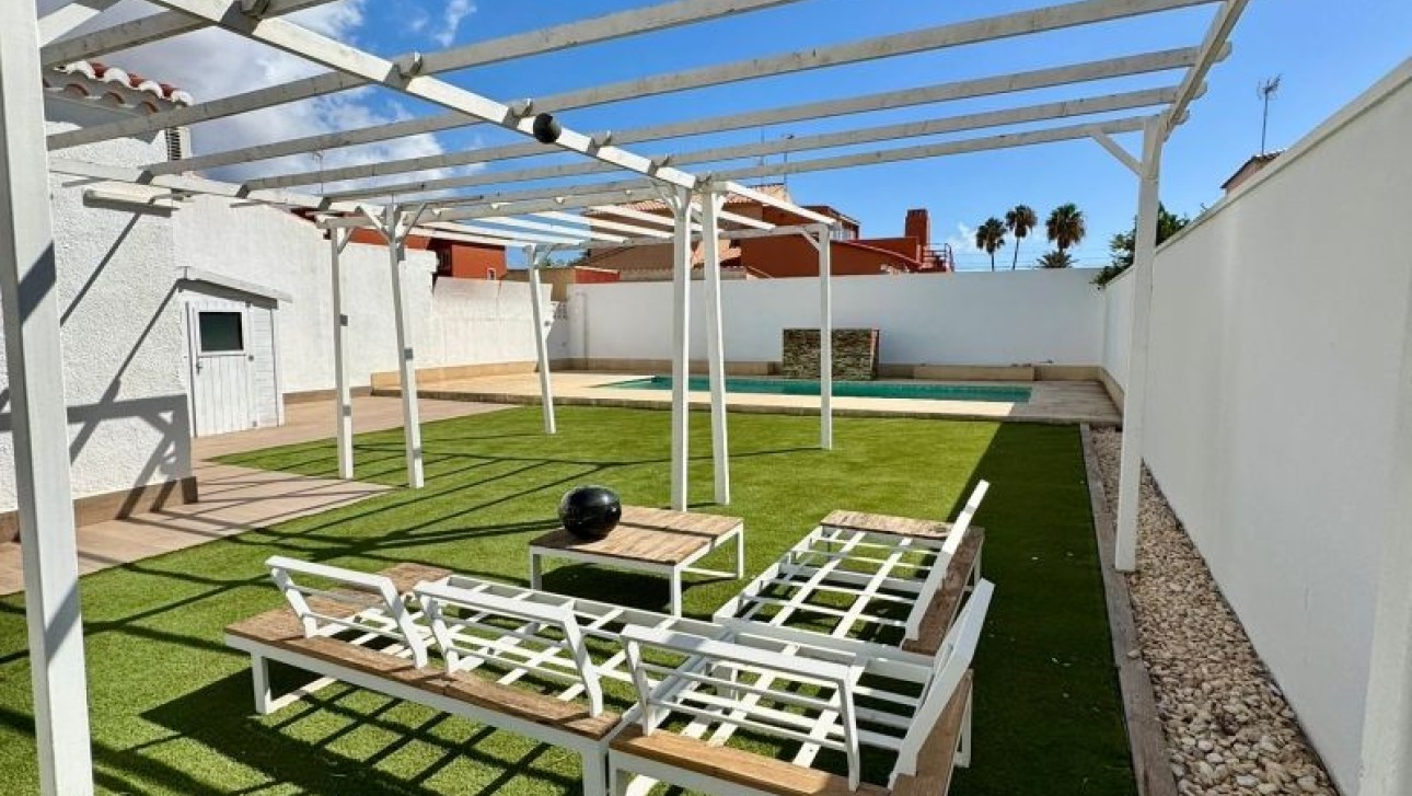 Resale - Villa - Torrevieja