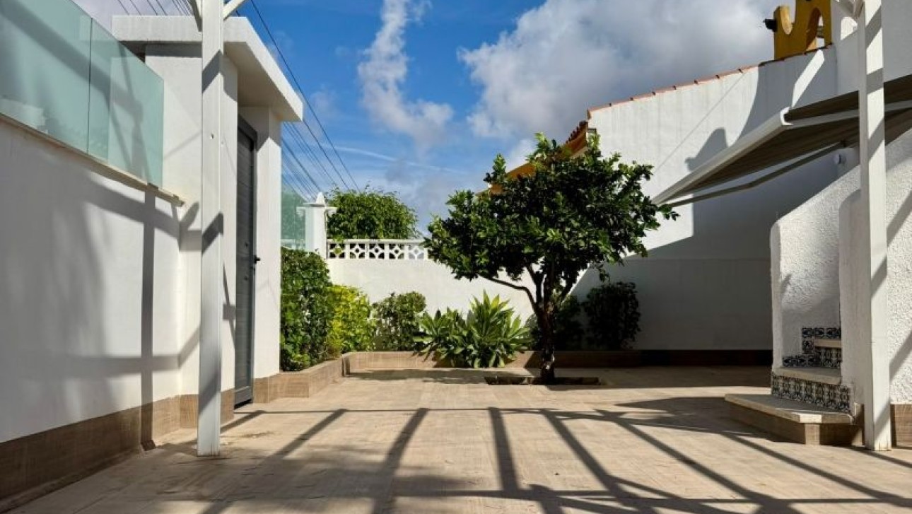 Resale - Villa - Torrevieja